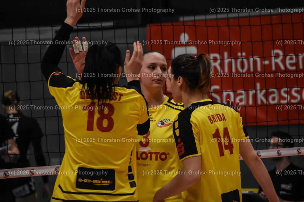 VBL VFB Suhl vs. SCHWARZ-WEISS Erfurt | Krista DeGeest #18 (VFB Suhl),Tereza Patockova 3# (VFB Suhl),Katarzyna Bryda #14 (VFB Suhl); VBL VFB Suhl vs. SCHWARZ-WEISS Erfurt, Volleyball-Bundesliga Frauen am 17.02.2018 in der Multihalle in Meiningen, (Deutschland) - Realisiert mit Pictrs.com
