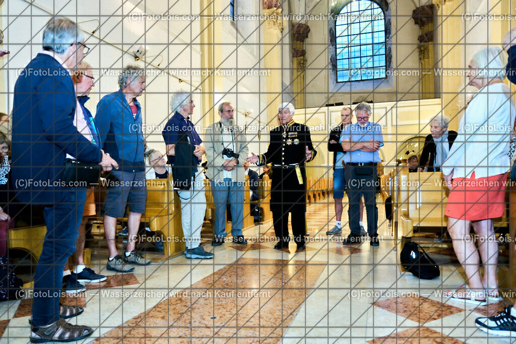 ALP3858_Jeanne de Ferrette_Kranzniederlegung_Grabplatte_Hildebrand | (C)FotoLois.com, Alois Spandl, 700stes Hochzeitsjubiläum - Albrecht II. mit Johanna von Pfirt in Thann (FR) im März 2024. Empfang des Organistionskommitees aus der Region Ferrette (Pfirt)/Thann aus dem Elsass mit Empfang durch die Stadtgemeinde und Bezirkshauptmannschaft Scheibbs im Schloss Scheibbs und anschließender Kranzniederlegung in der Kartausenkirche über der Krypta des Gründerehepaares durch Mitglieder des Templer Ordens im Beisein von Mitgliedern der Goldhaubengruppen, Fr 22. September 2023.