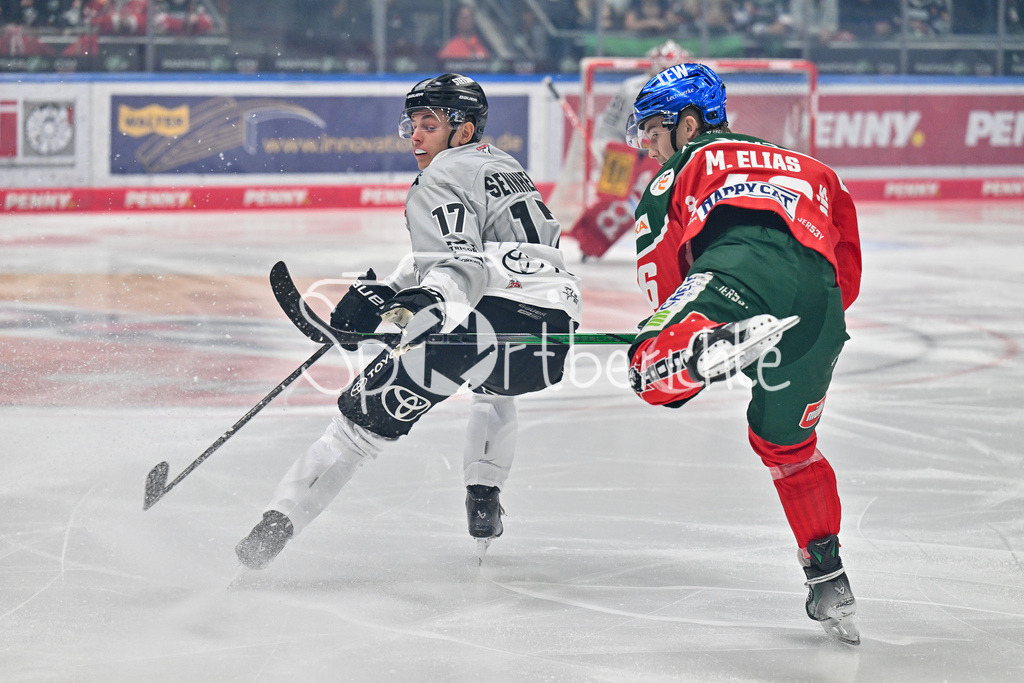 Augsburger Panther - Kölner Haie | Im Duell Jan Luca SENNHENN (Koelner Haie #17) und Moritz ELIAS (Augsburger Panther #46) / DEL: Augsburger Panther - Kölner Haie, Curt Frenzel Stadion am 29.09.2024