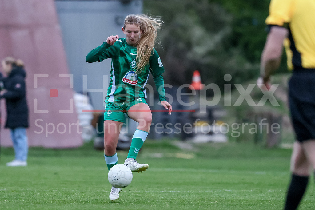 Fussball, Testspiel Frauen, ATS Buntentor - SV Werder Bremen | v.li.: Kaylie Ronan (SV Werder Bremen, 4) am Ball, Einzelbild, Ganzkörper, Aktion, Action, Spielszene