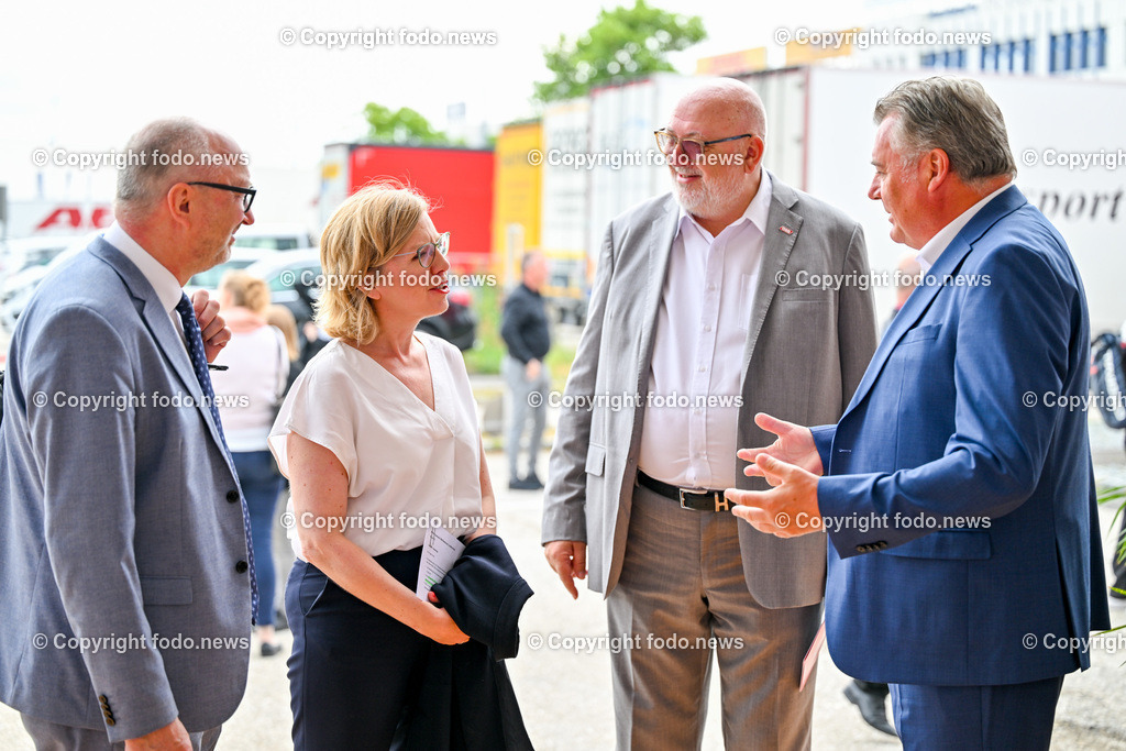 Festakt_ OeBB Gleisausbau_ Baustart_ 01.07.2024-30 | 01.07.2024, Hoersching, AUT, Festakt OeBB-anlaesslich des 4-gleisigen Ausbau des Abschnitt Linz - Marchtrenk, im Bild Andreas Mattae (Vorstandvorsitzender der OeBB), BMin Leonore Gewessler (Die Gruenen, Klimaschutz, Umwelt, Energie, Mobilitaet, Innovation und Technologie), Wolfgang Bogensberger (Leiter der Vertretung der EU Kommission in Oesterreich), LR Guenther Steinkellner (FP)