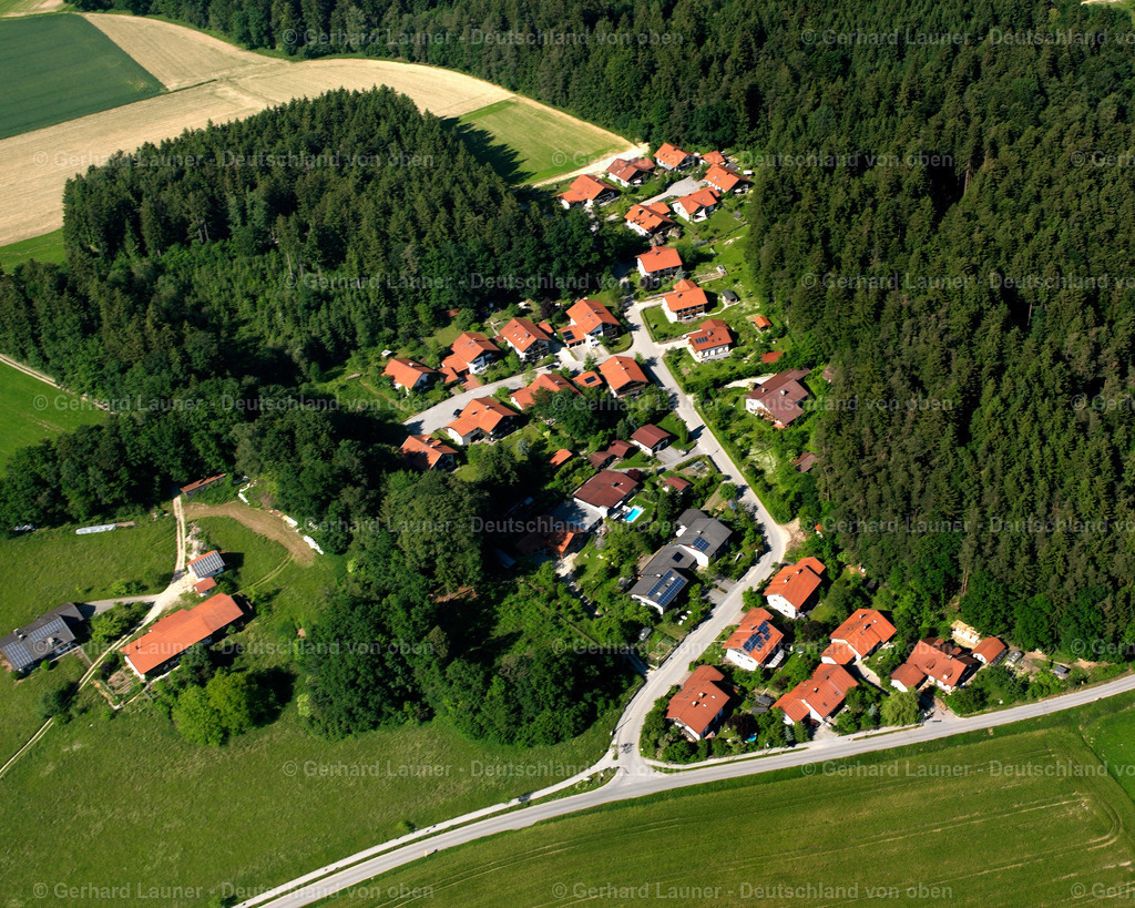 2600920 | THALHAUSEN 09.06.2006 Wald- Gebiete und Forstflächen umsäumen das Siedlungsgebiet des Dorfes in Thalhausen im Bundesland Bayern, Deutschland // Village - view on the edge of forested areas in Thalhausen in the state Bavaria, Germany Foto: Gerhard Launer