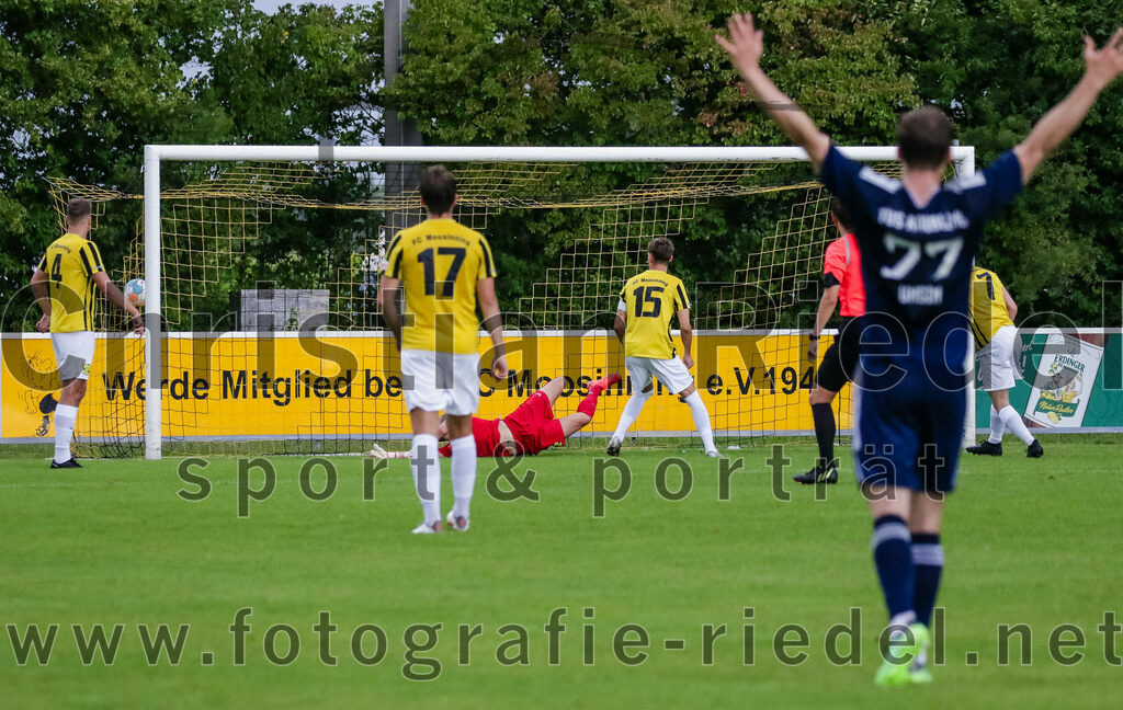 2023-07-29_049_FC_Moosinning_gegen_TuS_Raubling | Moosinning, Deutschland, 29.07.2023:
Fußball, Bezirksliga Oberbayern Ost 2023 / 2024, 1. Spieltag, FC Moosinning gegen TuS Raubling, Endergebnis: 0:7

Tor zum 0:2 durch Alexander Lallinger (TuS Raubling, #10)
Luis Haumann (FC Moosinning, #4), Torwart Aaron Siegl (FC Moosinning, #27), Dennis Stauf (FC Moosinning, #15), Martin Buttstedt (FC Moosinning, #7)

Foto: Christian Riedel / fotografie-riedel.net