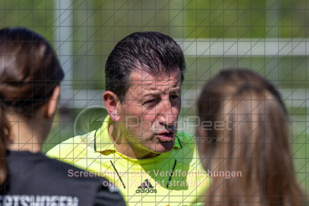 20250427_110116_0003 | #,1.Göppinger SV (weiß) vs. TSV Ruppertshofen (schwarz), Fußball, Frauen-Regionenliga 3 - Bezirk WfV, 21. Spieltag, Saison 2024/2025, Kunstrasenplatz Nord, Hohenstaufenstr. 116, 73033 Göppingen, 27.04.2025 - 11:00 Uhr,Foto: PhotoPeet-Sportfotografie/Peter Harich