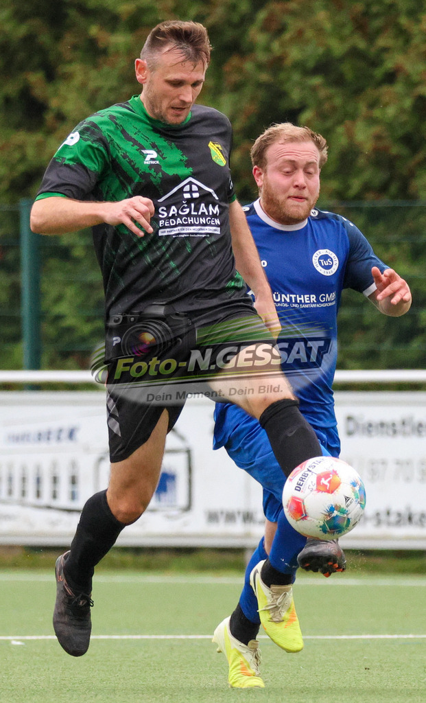 SC Enger - TuS Hücker-Aschen | Auf dem Bild zu sehen: schwarz SC Enger: Waldemar Jurez ; blau TuS Hücker-Aschen: Gabriel Baitler SC Enger, TuS Hücker-Aschen, Saison 26/27, Kreisliga A, Enger, Deutschland - Realisiert mit Pictrs.com