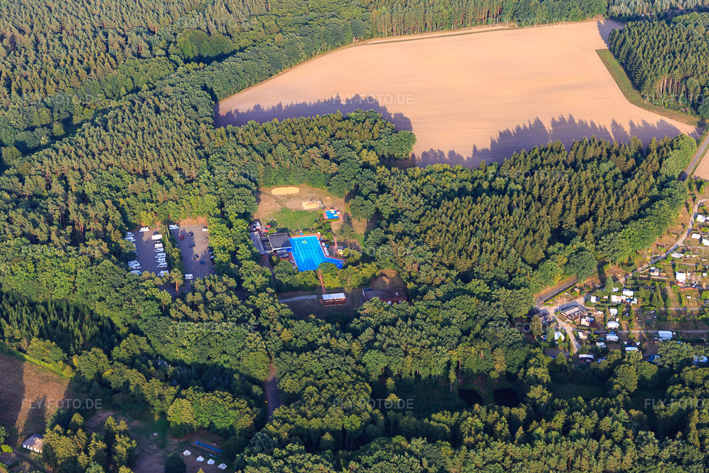 Luftbild: Waldbad Amelinghausen und Campingplatz in Amelinghausen im Bundesland Niedersachsen in Deutschland. – Foto: IMG_110059.jpg vom 16.08.2018 durch Werner Riehm/FLY-FOTO.de – Auflösung des Originals: 5472 x 3648 px – WWW.SAMTGEMEINDE-AMELINGHAUSEN.DE