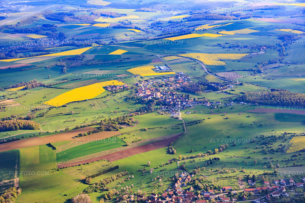 Aerial view: View of the town from the south in Schweyen in the state Moselle, France. – Photo: IMG_154443.jpg taken on 04/18/2026 by Werner Riehm/FLY-FOTO.com – Resolution of the original: 5827 x 3885 px