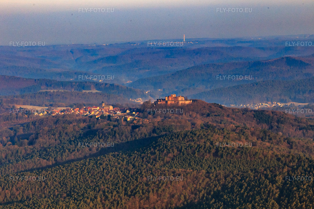 Vue aérienne: Ruines du château de Lichtenberg dans les Vosges du Nord à Lichtenberg dans le département Bas Rhin, France.Photo: IMG_105271.jpg prise le 25/03/2018 par Werner Riehm/FLY-FOTO.euRésolution de l'original: 5306 x 3538 px