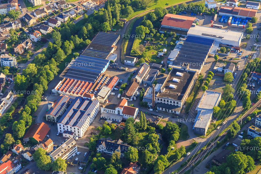 Industriegebiet am Gewerbekanal mit Ganter Interior GmbH - Generalunternehmer für Innenausbau, Tobias Brüsch und Moto-Thek Lagerverkauf http://www.ganter-group.com/ http://www.bruesch-kunststoffe.de/ https://www.moto-thek-shop.de/lagerverkauf/ | Luftbild: Industriegebiet am Gewerbekanal mit Ganter Interior GmbH - Generalunternehmer für Innenausbau, Tobias Brüsch und Moto-Thek Lagerverkauf http://www.ganter-group.com/ http://www.bruesch-kunststoffe.de/ https://www.moto-thek-shop.de/lagerverkauf/ im Ortsteil Kollnau in Waldkirch im Bundesland Baden-Württemberg in Deutschland. Foto: IMG_147612.jpg vom 30.05.2025 durch Werner Riehm/FLY-FOTO.de - Realisiert mit Pictrs.com