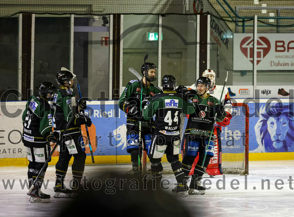 2023-01-13_012_TSV_Erding_gegen_VfE_Ulm-Neu-Ulm | Erding, Deutschland, 13.01.2023:
Eishockey, Bayernliga 2022 / 2023, 27. Spieltag, TSV Erding gegen VfE Ulm/Neu-Ulm, Endergebnis: 6:1

Erik Modlmayr (Erding Gladiators, #21), Florian Zimmermann (Erding Gladiators, #5), Paul Wallek (Erding Gladiators, #44), Sebastian Busch (Erding Gladiators, #11), Torwart David Heckenberger (VfE Ulm/Neu-Ulm e. V., #3)

Foto: Christian Riedel / fotografie-riedel.net