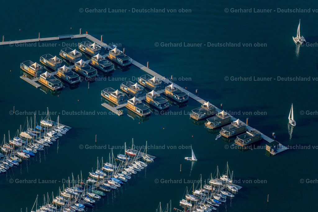 4051018 | PLEINFELD 03.09.2021 Yachthafen mit Sportboot- Anlegestellen und Bootsliegeplätzen am Uferbereich " Segelhafen Ramsberg " und den Floating Village auf dem " Großer Brombachsee "in Pleinfeld im Bundesland Bayern, Deutschland. Weiterführende Informationen bei: ELG Eco Lodges GmbH,  Wassersportgemeinschaft Altmühl-Brombachsee e.V.. // Pleasure boat marina with docks and moorings on the shore area " Segelhafen Ramsberg " and Floating Village on lake " Grosser Brombachsee " in Pleinfeld in the state Bavaria, Germany. Further information at: ELG Eco Lodges GmbH,  Wassersportgemeinschaft Altmuehl-Brombachsee e.V.. Foto: Gerhard Launer