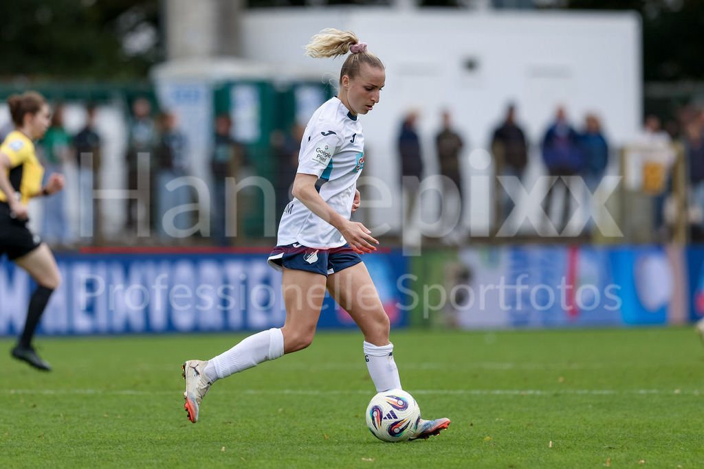 Fussball, Google Pixel Frauen-Bundesliga, SV Werder Bremen - TSG 1899 Hoffenheim | Vanessa Diehm (TSG 1899 Hoffenheim, 6) am Ball, Einzelbild, Ganzkörper, Aktion, Action, Spielszene, DIE DFB-RICHTLINIEN UNTERSAGEN JEGLICHE NUTZUNG VON FOTOS ALS SEQUENZBILDER UND/ODER VIDEOÄHNLICHE FOTOSTRECKEN. DFB REGULATIONS PROHIBIT ANY USE OF PHOTOGRAPHS AS IMAGE SEQUENCES AND/OR QUASI-VIDEO.