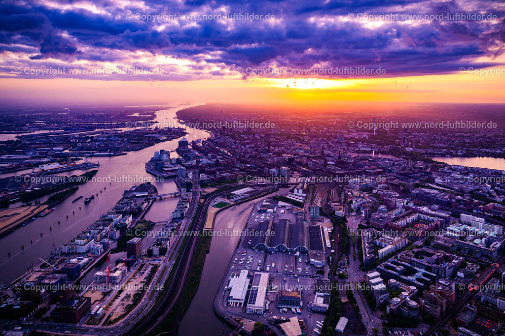 Hamburg_Grossmarkt_Sonnenuntergang_ELS_9005060525 | HAMBURG 06.05.2025 Gebäude des Großhandelszentrum für Blumen , Obst und Gemüse in Hamburg, Deutschland. Weiterführende Informationen bei: Marktgemeinschaft Blumengroßmarkt Hamburg eG. // Building of the wholesale center for flowers, fruits and vegetables in Hamburg, Germany. Further information at: Marktgemeinschaft Blumengrossmarkt Hamburg eG. Foto: Martin Elsen