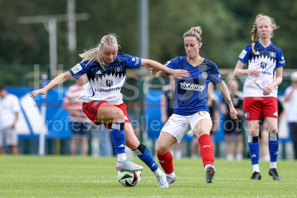 Fussball, Testspiel Frauen, Hamburger SV - Holstein Kiel | v.li.: Mia Büchele (Hamburger SV, 17) und Sandra Krohn (Holstein Kiel, 16) im Zweikampf, Duell, Dynamik, Aktion, Action, Spielszene