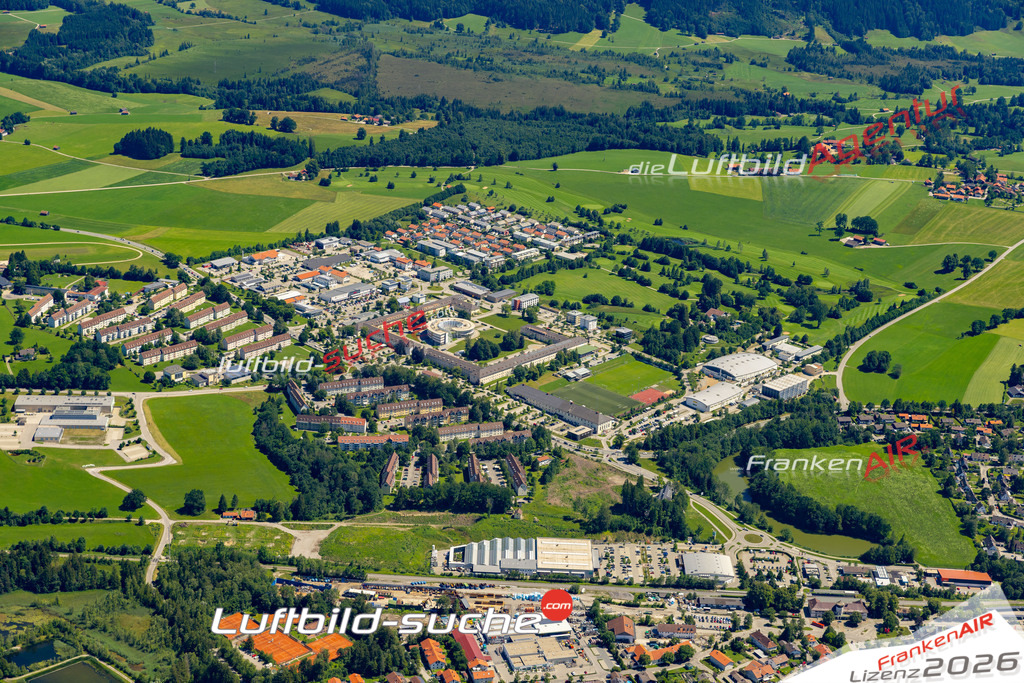 Die Luftaufnahme Gewerbegebiet - Bad Tölz wurde 2022 vom Flugzeug aus (keine Drohne) erstellt. Hohe Auflösung -für große Poster und Wandbilder geeignet - Garantiert!