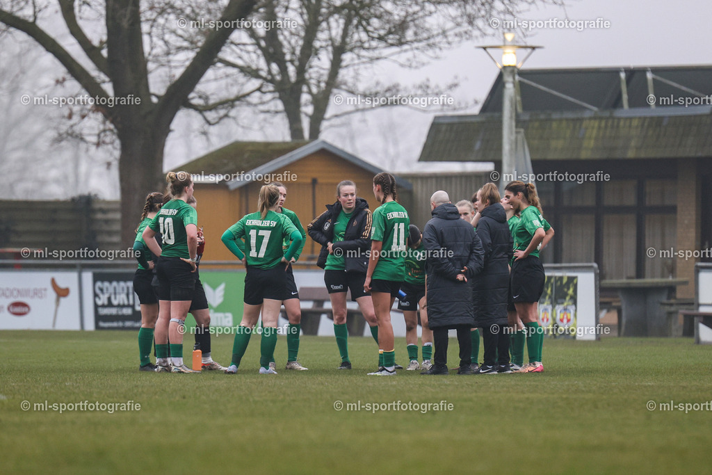 Fußball I Frauen I Saison 2025/2026 I Oberliga Schleswig-Holstein I 12. Spieltag I SV Frisia 03 Risum-Lindholm - Eichholzer SV | ml-sportfotografie - Realisiert mit Pictrs.com
