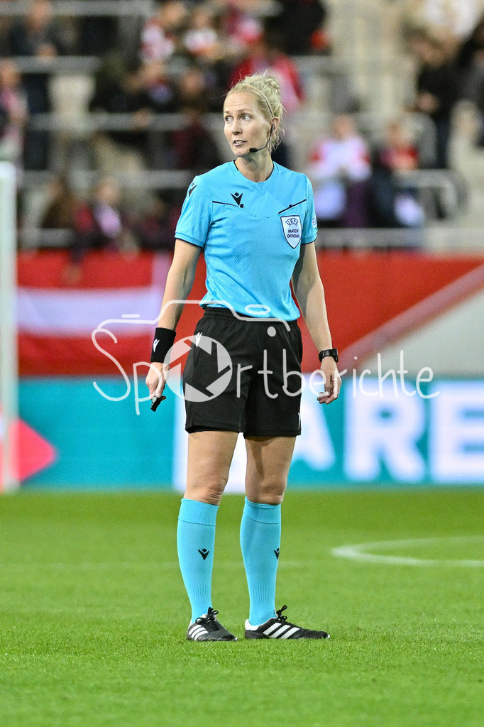 FC Bayern München Frauen - Arsenal London Frauen | im Bild Schiedsrichterin Lina LEHTOVAARA in Aktion / Freisteller / Einezlfoto / UEFA Womens Champions League: FC Bayern München Frauen - Arsenal London Frauen, FC Bayern Campus am 09.10.2024