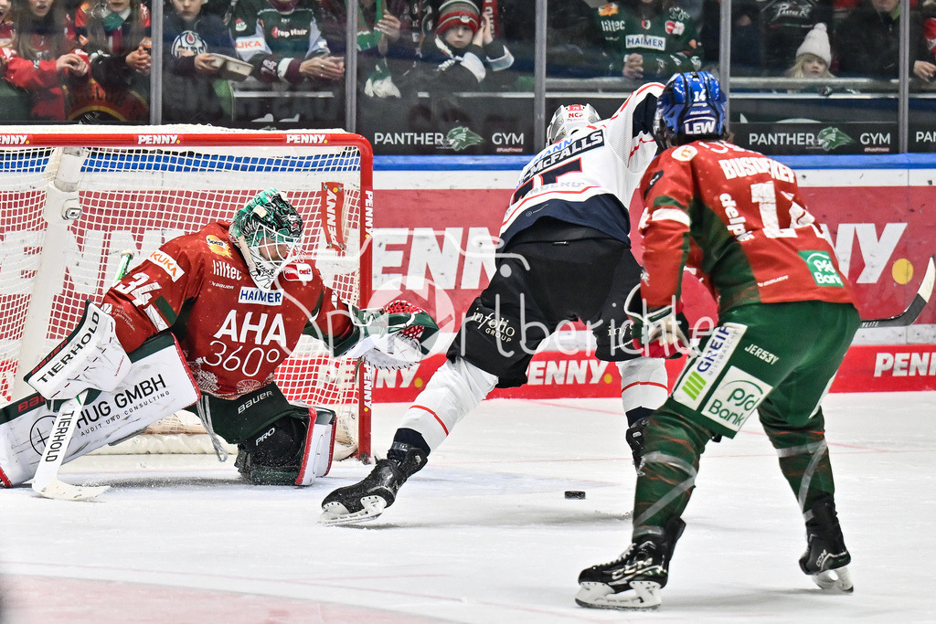 Augsburger Panther - Nürnberg Ice Tigers | AUGSBURG, GERMANY - 23. DECEMBER: in dieser Szene erzielt Samuel Dove-McFALLS (Nürnberg Ice Tigers 75) den Treffer zum 0-1 / Tor / Torschuetze / Freude / Happy während dem Match zwischen den Augsburger Panthern und den Nürnberg Ice Tigers am 31. Spieltag der Penny DEL im Curt Frenzel Stadion