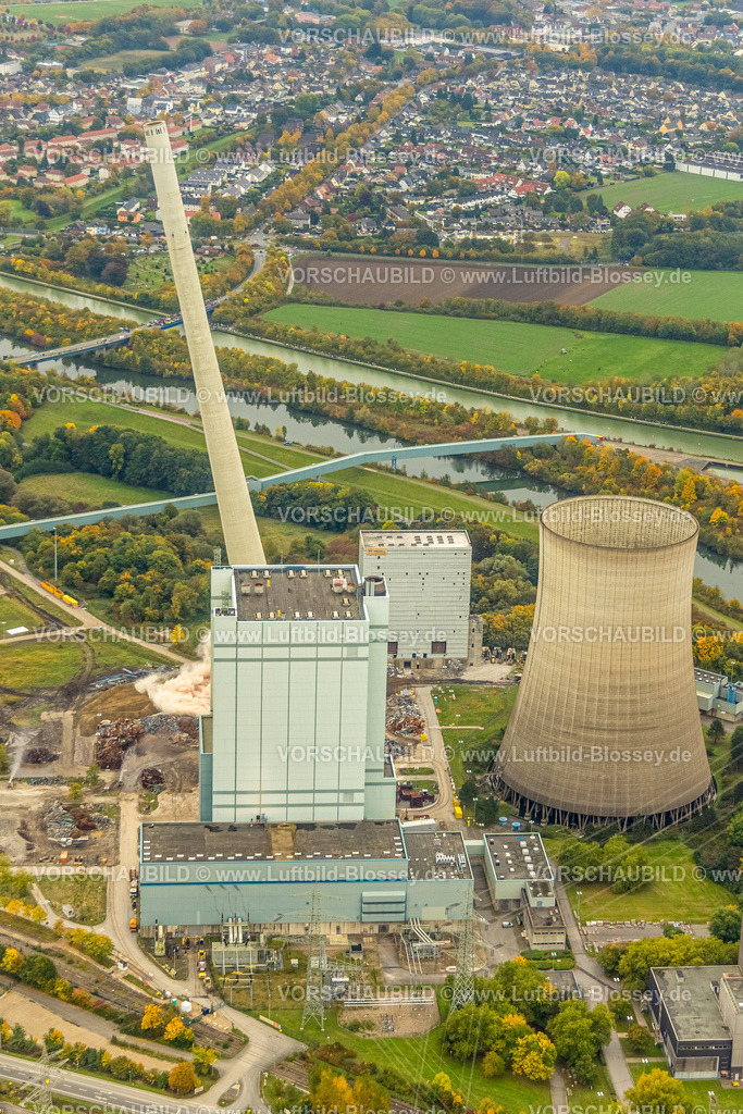 Hamm251000153Gersteinwerk | Luftbild, mit großem interesse verfolgten tausende Zuschauer die Sprengung des Gersteinwerk Schornsteins mit einer halben Stunde Verspätung. Der 282 Meter hohe RWE-Schornstein fiel exakt in das vorbereitete Schotterbeet. Stadtgrenze Werne, Hamm Nordrhein-Westfalen, Deutschland