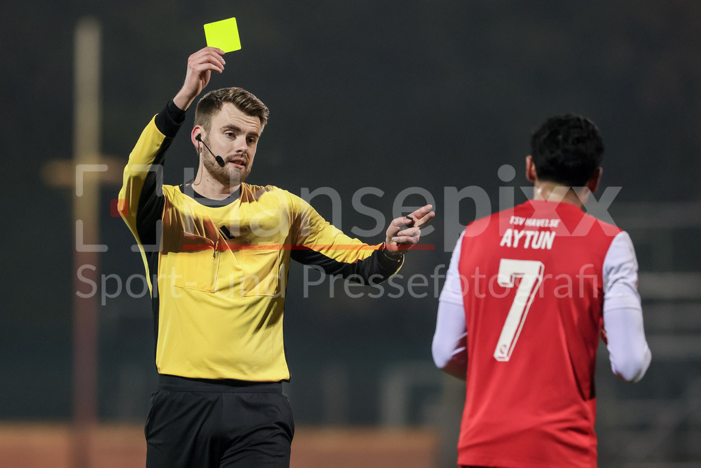 Fussball, Regionalliga Nord, SV Werder Bremen II - TSV Havelse | v.li.: Schiedsrichter Tim-Alexander Strampe zeigt Emre Aytun (TSV Havelse, 7) die gelbe Karte, Verwarnung