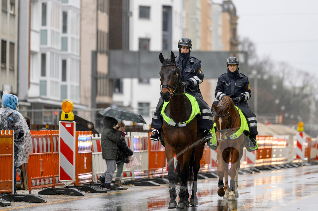 _DWA2288 | Trotz Nieselregen schlängelte sich der „Gaudiwurm“ am Sonntag durch die Nürnberger Innenstadt an tausenden Faschingsfans vorbei.  Nürnberg, 11.02.2024 - Realisiert mit Pictrs.com