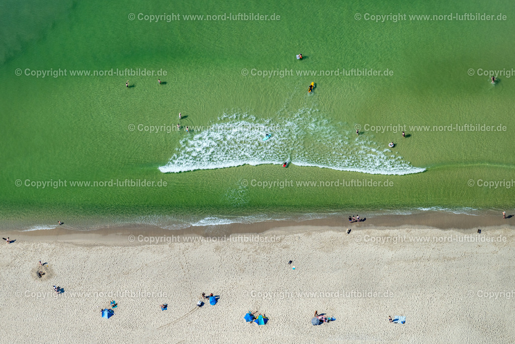 Sylt_Wenningstedt_Wassersport_Strand_ELS_4819130825 | WENNINGSTEDT (SYLT) 13.08.2025 Sandstrand- Landschaft entlang des Küsten- Verlaufes in Wenningstedt (Sylt) auf der Insel Sylt im Bundesland Schleswig-Holstein, Deutschland. // Beach landscape along the in Wenningstedt (Sylt) at the island Sylt in the state Schleswig-Holstein, Germany. Foto: Martin Elsen