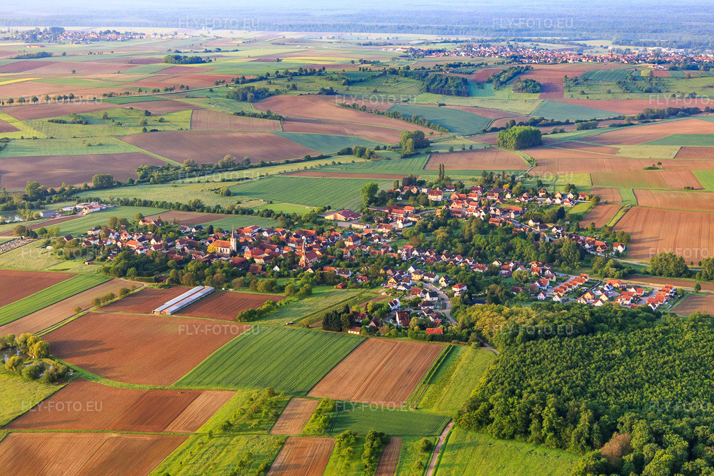 Vue aérienne: Vue de la ville depuis le nord-ouest à Kutzenhausen dans le département Bas Rhin, France – .Photo: IMG_113975.jpg prise le 23/05/2019 par Werner Riehm/FLY-FOTO.eu – Résolution de l'original: 5472 x 3648 px