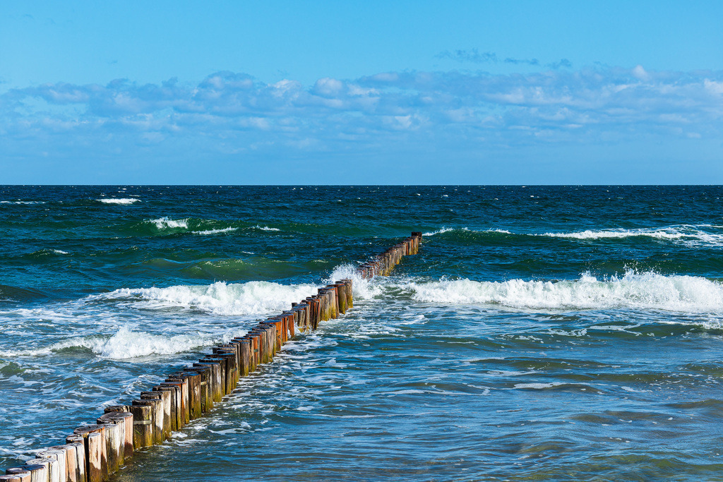Buhnen und Wellen an der Ostseeküste in Zingst auf dem Fischland-Darß | Buhnen und Wellen an der Ostseeküste in Zingst auf dem Fischland-Darß.