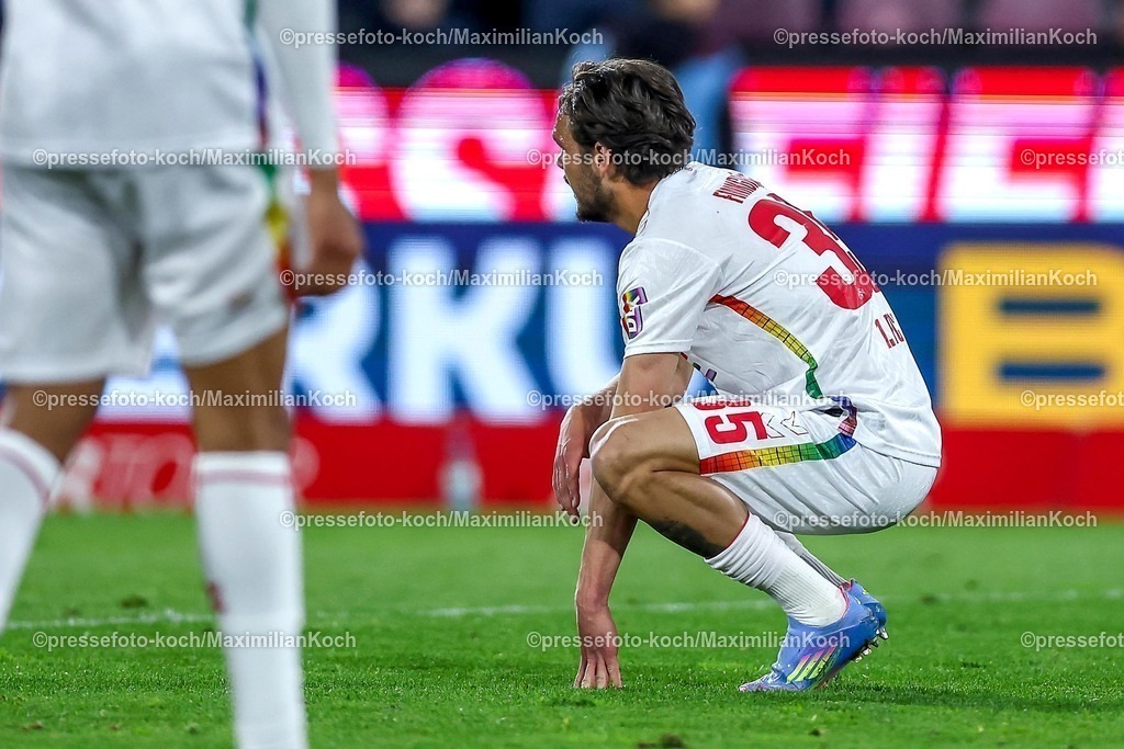 1FC05042502203 | 05.04.2025, Fußball, 1. FC Köln - Hertha BSC, 2.. Fußball Bundesliga, 28. Spieltag, RheinEnergie-STADION, Saison 2024 2025: Enttäuschung nach der Niederlage - Max Finkgräfe (FC Koeln #35) enttäuscht auf dem Spielfeld DFB regulations prohibit any use of photographs as image sequences and or quasi-video.