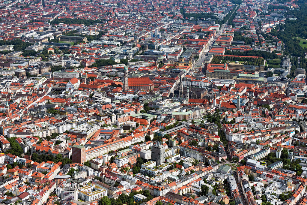 dr__0048503.jpg | MüNCHEN 19.07.2024 Altstadtbereich und Innenstadtzentrum im Ortsteil Altstadt in München im Bundesland Bayern, Deutschland. Weiterführende Informationen bei: Landeshauptstadt München. // Old Town area and city center in the district Altstadt in Munich in the state Bavaria, Germany. Further information at: Landeshauptstadt Muenchen. Foto: Daniel Reiter