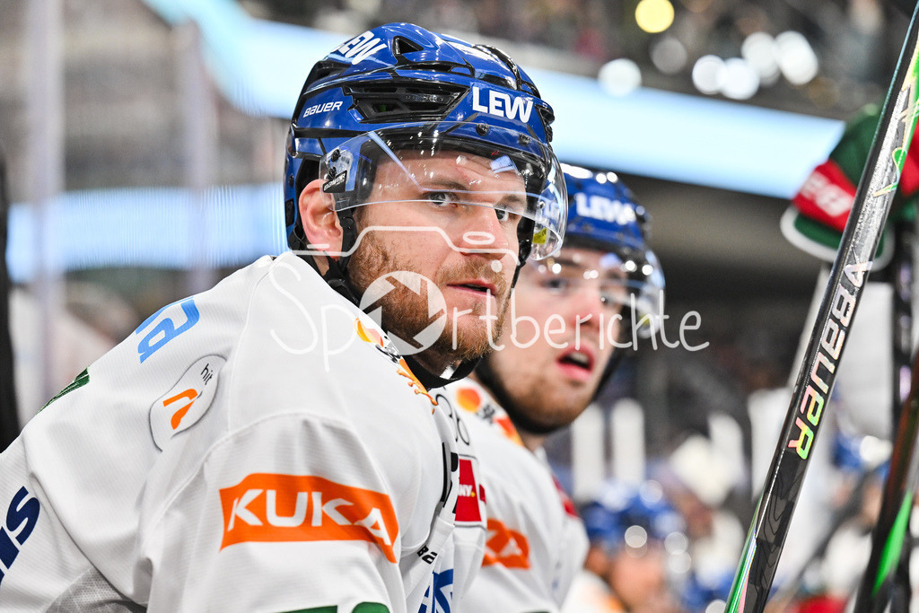 Nürnberg Ice Tigers - Augsburger Panther | NUREMBERG, GERMANY - 23. JANUARY: im Bild Maximilian RENNER (Augsburger Panther 58) auf der Bank der Gäste während dem Match zwischen den Nürnberg Ice Tigers und den Augsburger Panthern am 42. Spieltag der Penny DEL in der PSD Bank Nürnberg Arena