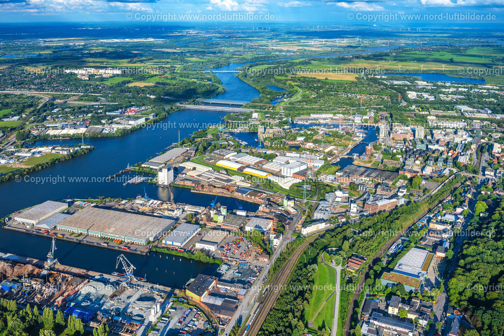 Hamburg_Harburg_Seehafen_ELS_8908040823 | HAMBURG 05.08.2023 Kaianlagen und Schiffs- Anlegestellen an den Hafenbecken von Seehafen 1 bis 4 an der Süderelbe im Ortsteil Harburg in Hamburg, Deutschland. // Quays and boat moorings at the port of the inland port Seehafen 1 to 4 on the southern Elbe in the district Harburg in Hamburg, Germany. Foto: Martin Elsen