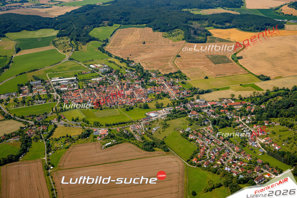 Das Luftbild zeigt :  Heldburg - Die Luftaufnahme wurde 2024 vom UL-Flugzeug aus erstellt ( keine Drohne ) - Hochauflösende Luftaufnahme - Für grossformatige Ausdrucke geeignet. Die Geschenkidee !Mit Lizenz und Bildrechte bestellbar