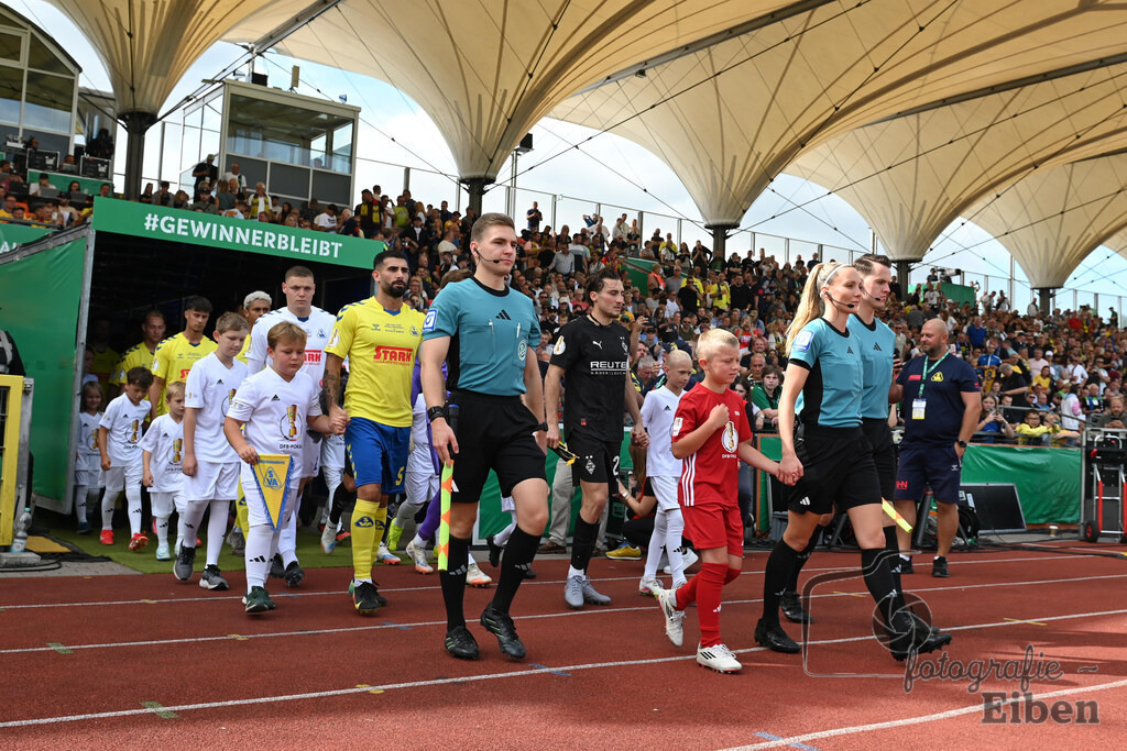 SV Atlas-Delmenhorst-Borussia Mönchengladbach | DFB-Pokal 1. Runde;SV Atlas Delmenhorst (gelb)-Borussia Mönchengladbach (schwarz) am 17.08.2025 in Oldenburg (Marschweg-Stadion), Photo: Philip Eiben 2025 - Realisiert mit Pictrs.com
