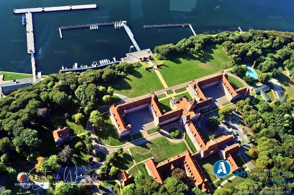 Luftbild Anflug Marineschule Muerwik - Lehrsammlung der Marineschule Mürwik | Die Lehrsammlung der Marineschule Mürwik befindet sich im Wehrgeschichtlichen Ausbildungszentrum (WGAZ) in der ehemaligen Kommandeursvilla der Marineschule, die zwischen 1907 und 1910 erbaut wurde. Sie präsentiert die deutsche Marinegeschichte von 1848 bis heute und ist Teil der Ausbildung der Offiziersanwärter der Bundeswehr. Die Sammlung umfasst über 10.000 Exponate, darunter Bilder, Gemälde, Fotos, Urkunden, Seekarten, Flaggen, Uniformen, Medaillen, Orden, Schiffsmodelle und maritime Gegenstände. Die Lehrsammlung dient der Vertiefung des wehrgeschichtlichen Unterrichts und veranschaulicht die Entwicklung der Deutschen Marine sowie historisch-politische Themen.