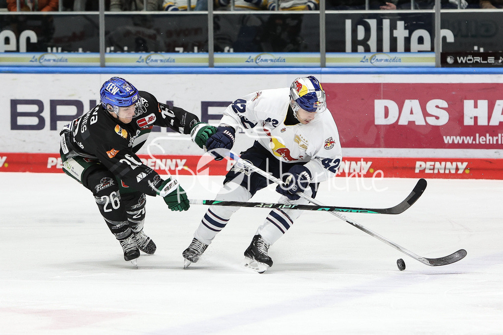 Augsburger Panther - EHC RB München | Samuel SORAMIES (AEV #26) im Duell mit Yasin EHLIZ (RBM #42) / Zweikampf