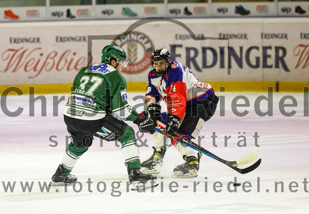2023-11-03_046_TSV_Erding_gegen_ESC_Dorfen | Erding, Deutschland, 03.11.2023:
Eishockey, Bayernliga Vorrunde 2023 / 2024, 6. Spieltag, TSV Erding gegen ESC Dorfen, Endergebnis: 11:3

Thomas Matheson (Erding Gladiators, #37), Florian Maierhofer (ESC Dorfen, #74)

Foto: Christian Riedel / fotografie-riedel.net