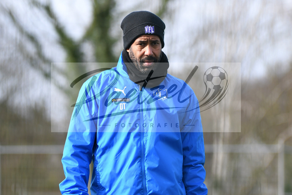 20200302_TRAOSN_0001 | Fussball, Herren: Trainer Daniel Thioune (VfL Osnabrueck) schaut waehrend der Trainingseinheit des VfL Osnabrueck im Sportpark Illoshoehe am 02.03.2020 in Osnabrueck, Deutschland. - Realisiert mit Pictrs.com
