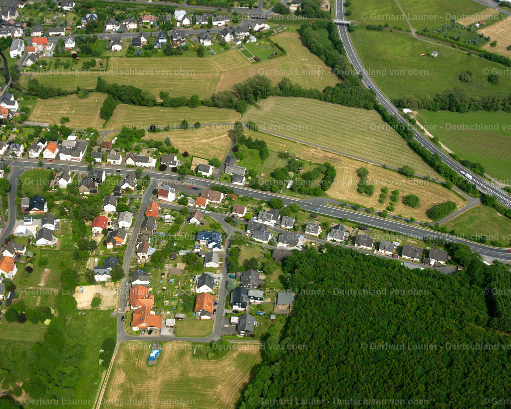 2611070 | EIBELSHAUSEN 09.06.2006 Landwirtschaftliche Nutzflächen und Feldgrenzen  umsäumen das Siedlungsgebiet des Dorfes in Eibelshausen im Bundesland Hessen, Deutschland // Agricultural land and field boundaries surround the settlement area of the village  in Eibelshausen in the state Hesse, Germany Foto: Gerhard Launer
