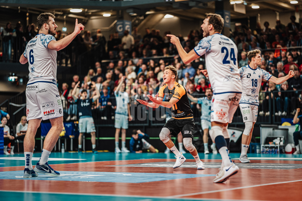Volleyball | Herren | Saison 2024/2025 | 1. Volleyball Bundesliga Männer | Halbfinale | SVG Lüneburg vs. VfB Friedrichshafen | 05.04.2025 | Jubel nach dem Punkt von Michal Superlak (#6, VfB Friedrichshafen) rechts, in der mitte Leonard Lenny Graven (#17, VfB Friedrichshafen)