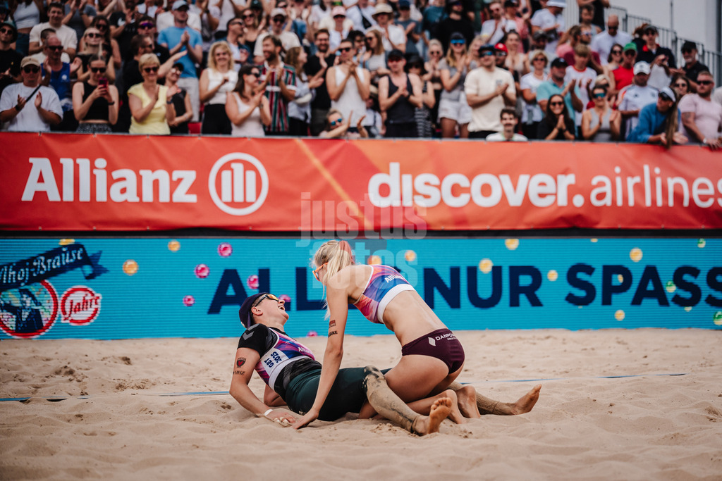 Beachvolleyball | Frauen | Allianz German Beach Tour 2025 | Tourstop Berlin | 17.08.2025 | v.l. Melanie Gernert und Nele Barber jubeln nach dem Sieg im Halbfinale