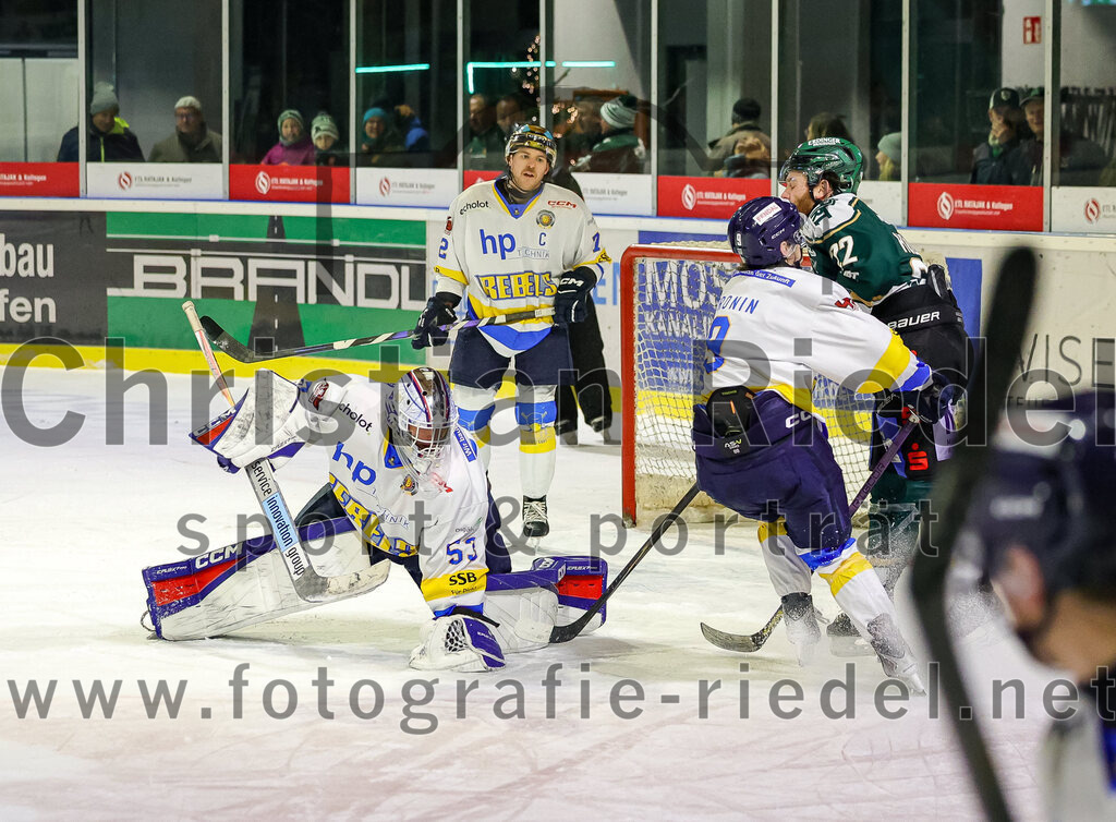 2025-12-05_148_TSV_Erding_gegen_Stuttgart_Rebels | Erding, Deutschland, 05.12.2025:Eishockey, Oberliga Süd 2025 / 2026, 23. Spieltag, TSV Erding gegen Stuttgart Rebels, Endergebnis: 5:6Kimi Saffran (Stuttgart Rebels, #53), Dane Montgomery (Stuttgart Rebels, #72), Daniel Pronin (Stuttgart Rebels, #9), Grady Hobbs (Erding Gladiators, #22)Foto: Christian Riedel / fotografie-riedel.net