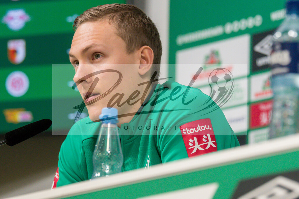 20200218_PKWEBR_0007 | Fussball, Herren: Ludwig Augustinsson (SV Werder Bremen) schaut waehrend der Pressekonferenz des SV Werder Bremen im Presseraum des wohninvest Weserstadion am 18.02.2020 in Osnabrueck, Deutschland. - Realisiert mit Pictrs.com