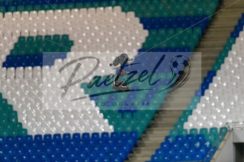 RBLLEV20211128_117 | Fussball, Herren: . Eine Spidercam ueber das Spielfeld bei dem Spiel der 1. Bundesliga zwischen RB Leipzig und Bayer 04 Leverkusen in der Red Bull Arena am 28.11.2021 in Leipzig, Deutschland.DFB / DFL REGULATIONS PROHIBIT ANY USE OF PHOTOGRAPHS AS IMAGE SEQUENCES AND/OR QUASI-VIDEO. - Realisiert mit Pictrs.com