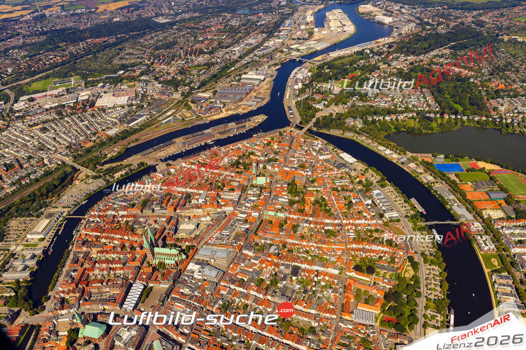 Lübeck Bild- Das Luftbild wurde 2025 vom UL-Flugzeug heraus erstellt ( keine Drohne bzw. Drohnenaufnahme ) - Hochauflösende Luftaufnahme -Nicht vergleichbar mit Google Maps oder Satelittenbilder- Die Geschenkidee !Mit Lizenz und Bildrechte bestellbar - CC