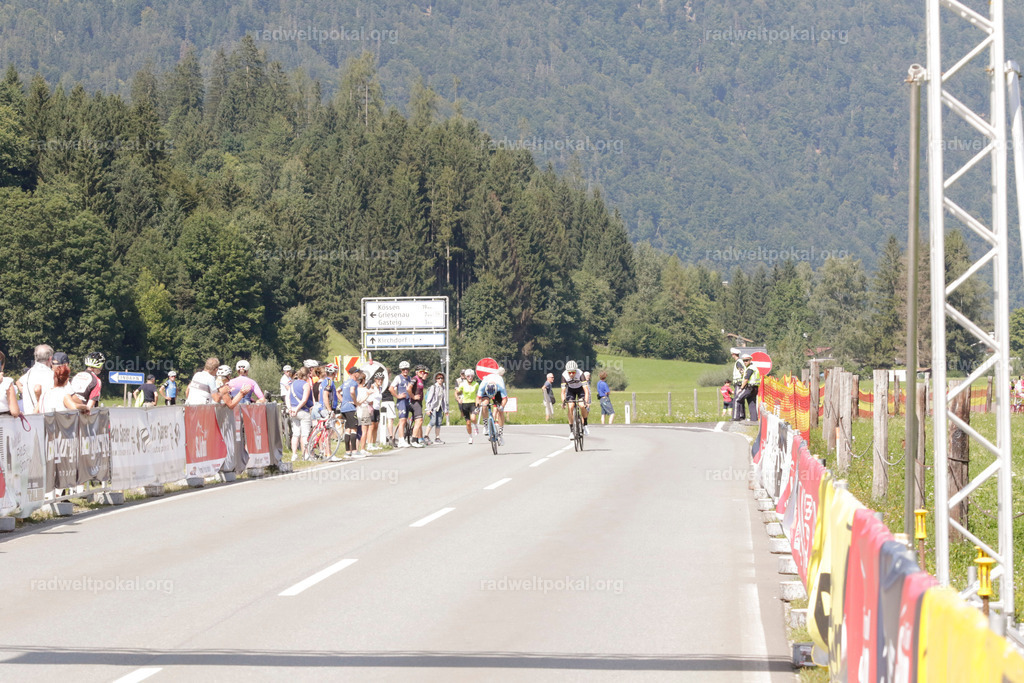 993_20230817_Bewerb_Maenner_Muehlanger | AUT - OESTERREICH, 2023-08-16: SPORT RENNRAD-FAHREN - 55. INTERNATIONALER RADWELTPOKAL IN ST. JOHANN IN TIROL  - Vintage-Radrennen mit WM-Bronze-Medaillen-Siegerin Christina Schweinberger, den Teilnehmer und Alexander Baumann (vom Orginastions-Team) - TAG 2 BEWERB MAENNER IN SECHS GRUPPEN  ; Foto: Roland Muehlanger