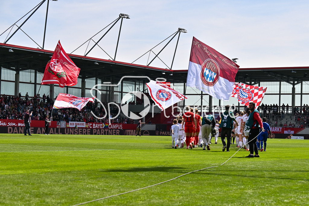 FC Bayern München - SC Freiburg | Der Einlauf der beiden Mannschaften zur Frauen Bundesliga Partie / Frauen Bundesliga: FC Bayern Muenchen - SC Freiburg, FC Bayern Campus am 27.04.2025