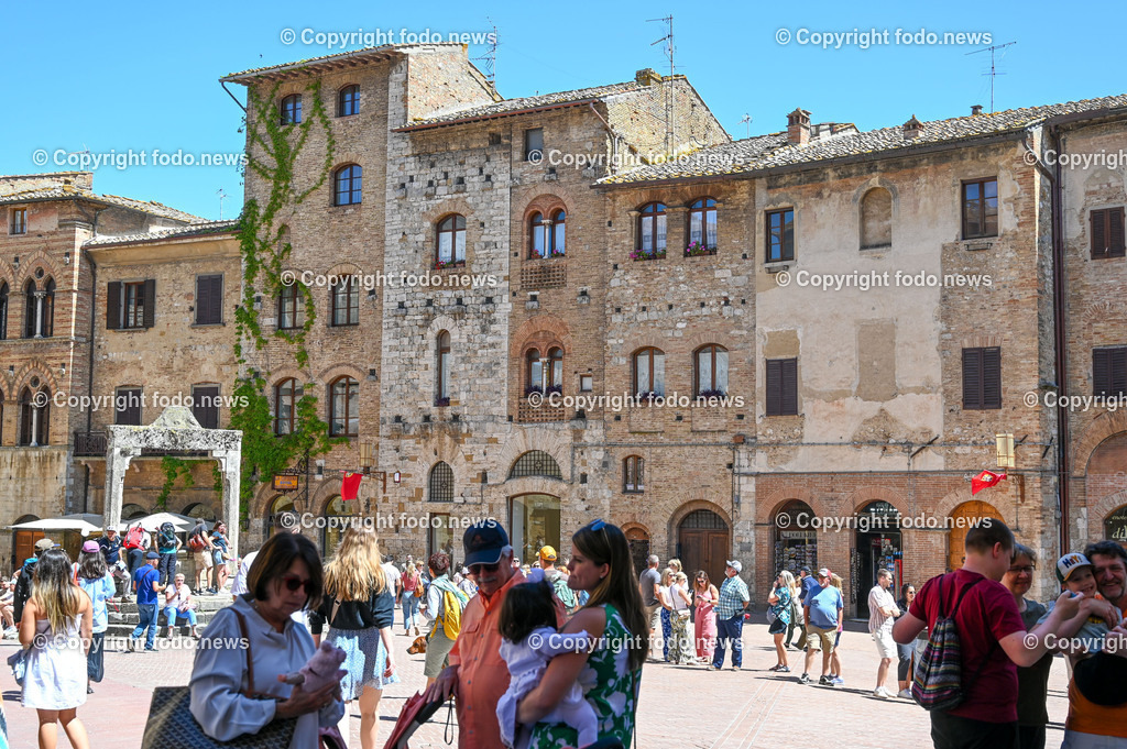 Italien_ Toskana_ San Gimignano_ 31.05.2024-123 | 31.05.2024, Italien, ITA, Toskana, San Gimignano im Bild Stadtansichten Gebäude, Architektur, Touristen, Historisch, Souvenir, Ansichten der berühmten Stadt San Gimignano in der Toskana-Italien - View of the famous town San Gimignano in Tuscany-ItalySan Gimignano ist eine italienische Kleinstadt in der Toskana mit einem mittelalterlichen Stadtkern. San Gimignano wird auch die Stadt der Türme genannt. Die Stadt liegt in der Provinz Siena. Sie gehört neben Florenz, Siena und Pisa zu den von Touristen meist besuchten Zielen in der Toskana.