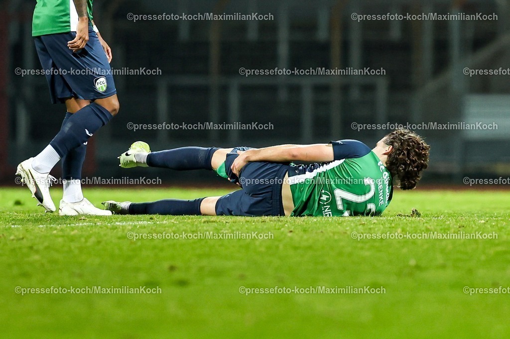 xKWIx13022601045 | 13.02.2026, xKWIx, Fußball, Regionalliga West, SC Fortuna Köln - FC Gütersloh, Südstadion: Justus Henke (FC Gütersloh #23) liegt verletzt am Boden Photo: xKamilxWilkowskixPressefotoKochx