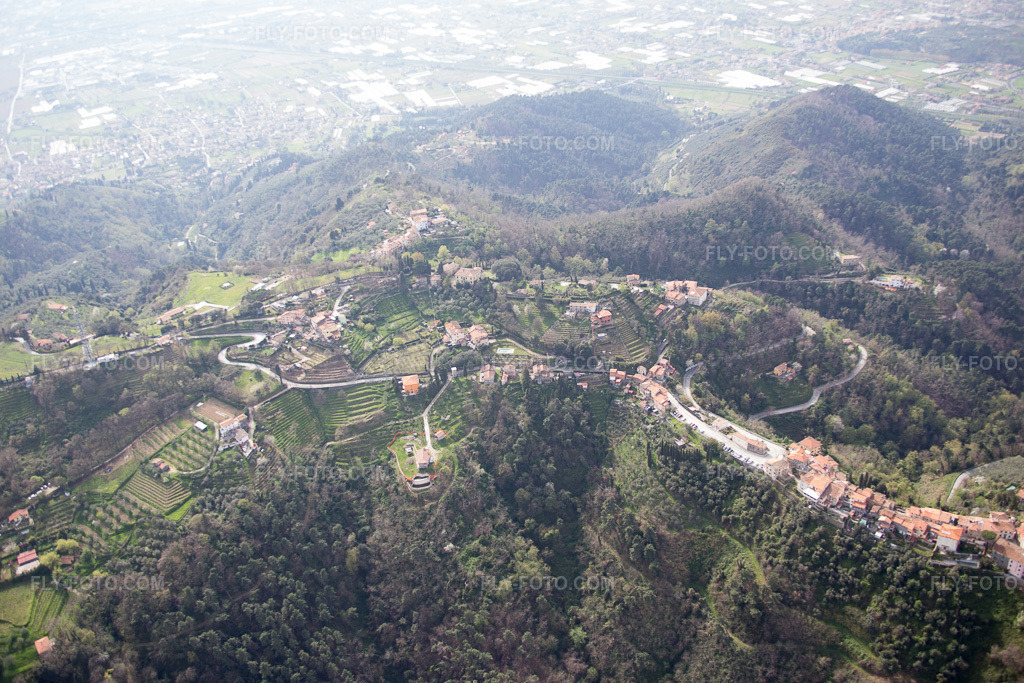 Aerial view: View of the town in Pedona in the state Tuscany, Italy.Photo: IMG_086958.jpg taken on 04/03/2016 by Werner Riehm/FLY-FOTO.comResolution of the original: 5472 x 3648 px